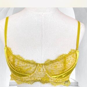 VINTAGE VICTORIA’S SECRET BRA N GARTER SET!